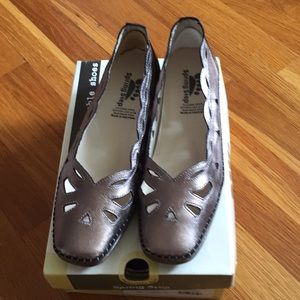 Like New Spring Step Metallic Shoes